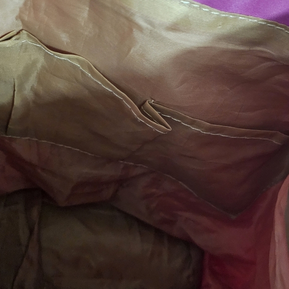 Chic Fuchia and Black Shoulder Bag with Striking Contrast - Picture 5 of 9